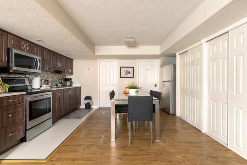 Self Check-In Spacious Apartment With Full Kitchen オタワ エクステリア 写真