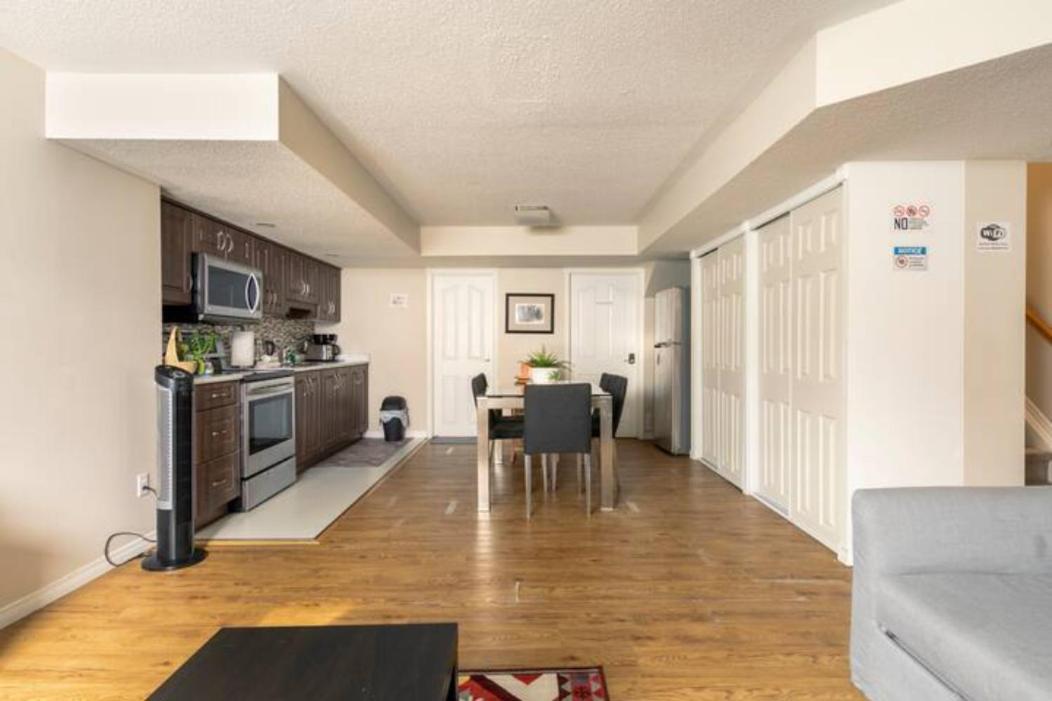 Self Check-In Spacious Apartment With Full Kitchen オタワ エクステリア 写真