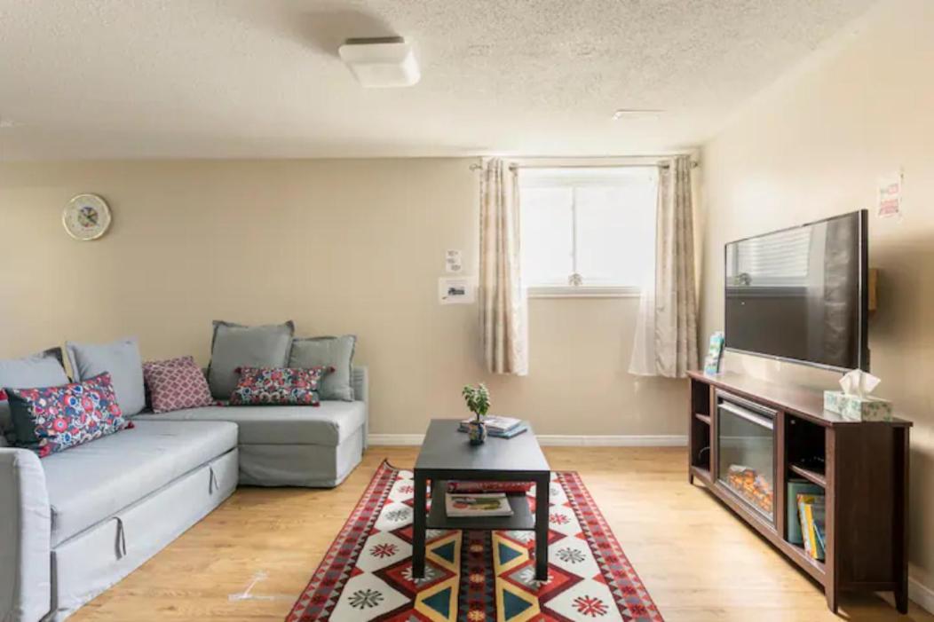Self Check-In Spacious Apartment With Full Kitchen オタワ エクステリア 写真